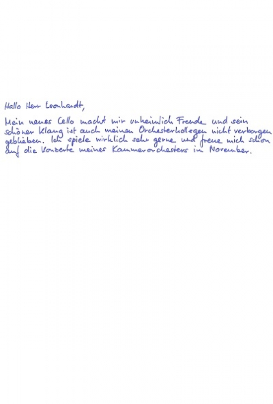 Eine  Cellistin freut sich über ihr neues Cello