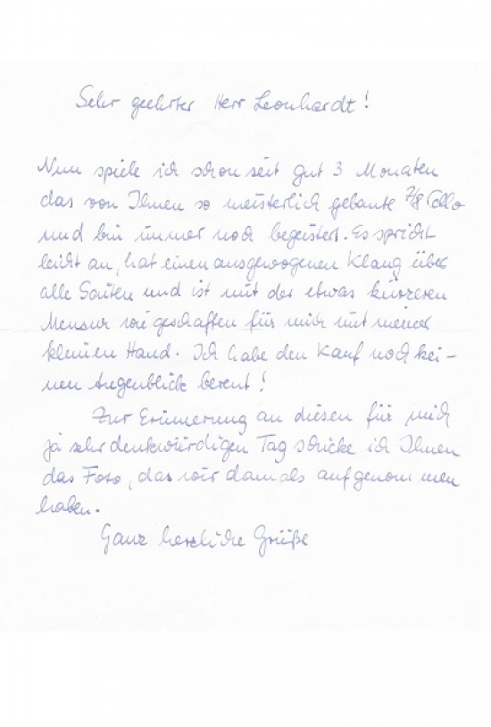 Eines unserer 7/8 Celli begeistert eine junge Cellistin