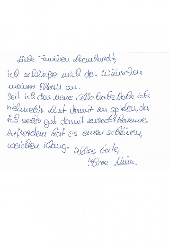 Eine junge Cellistin hat viel Freude an ihrem neuen Cello.