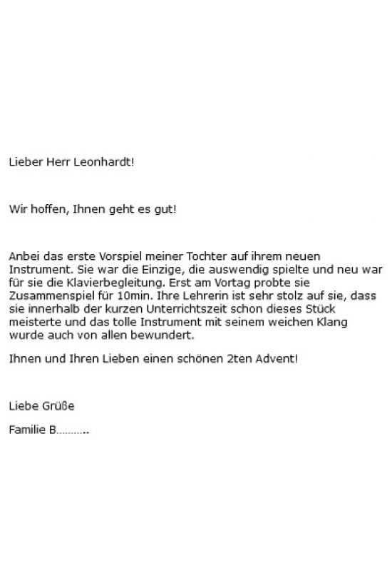 Eine glückliche junge Kundin